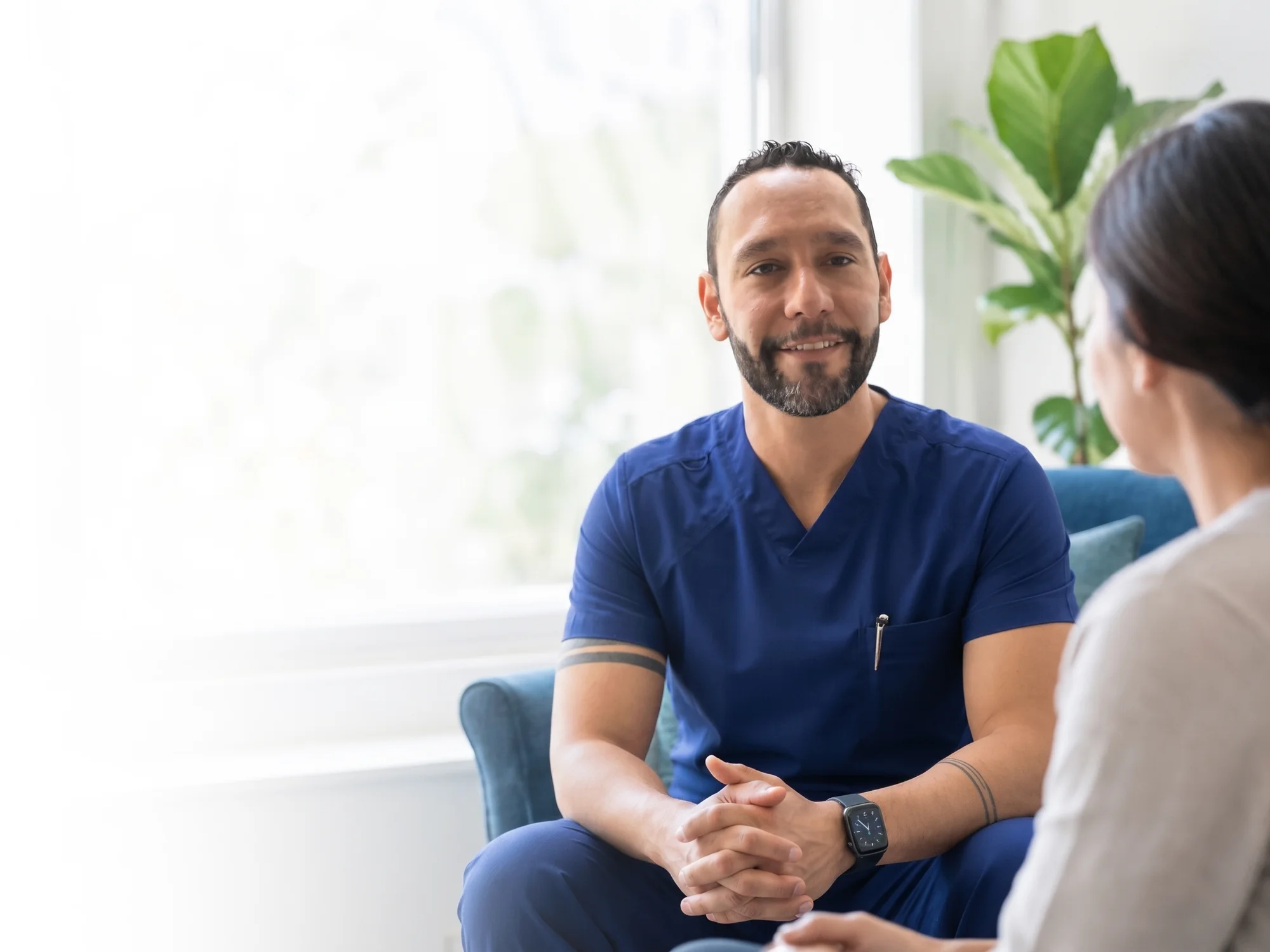 A doctor during a warm, attentive consultation at Centro IDENTA